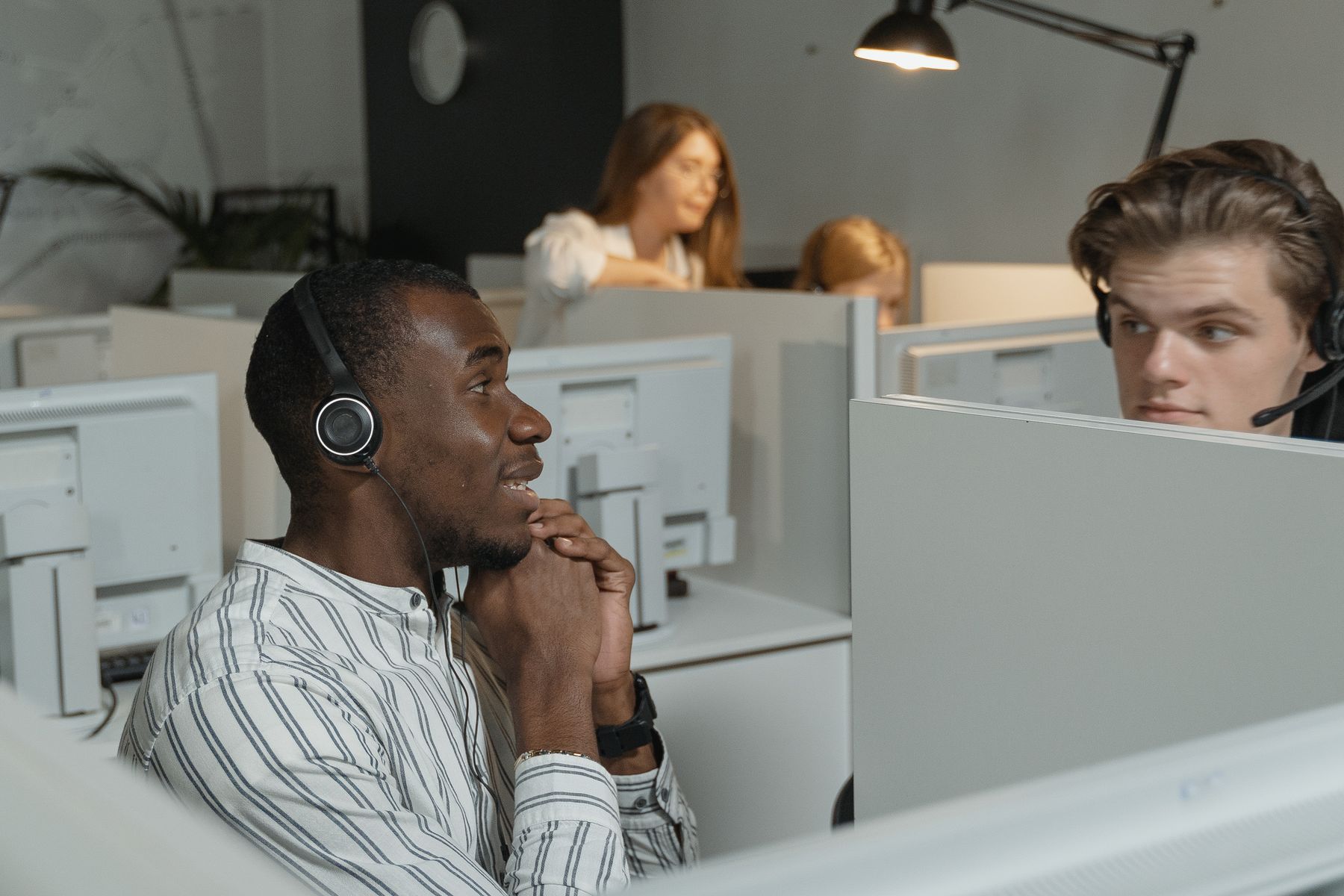 Equipo de atención al cliente colaborando en una oficina