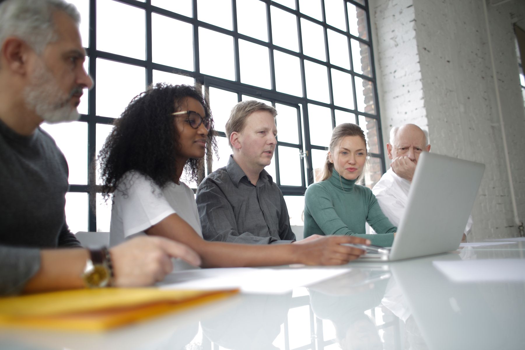 Equipo comercial revisando oportunidades y datos en una laptop