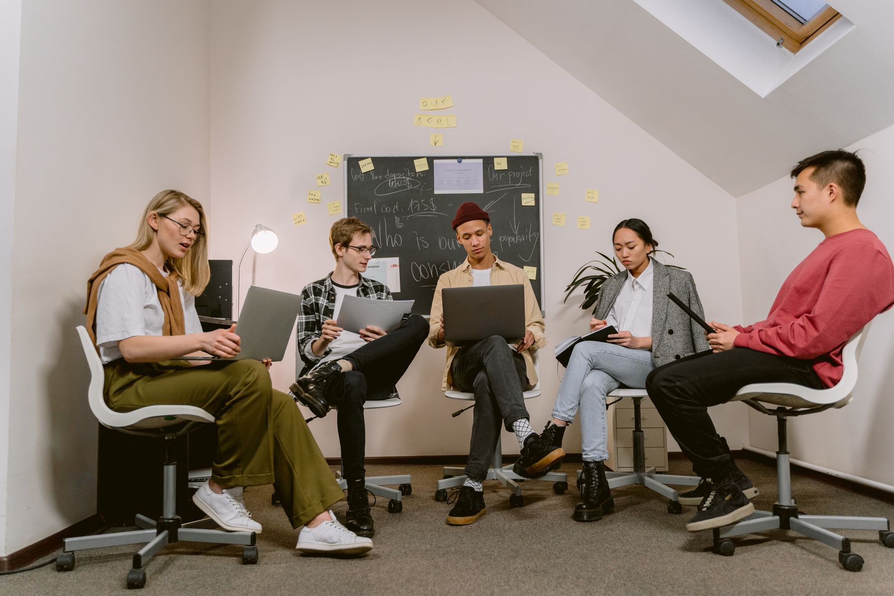Equipo participando en una sesión de estrategia de experiencia